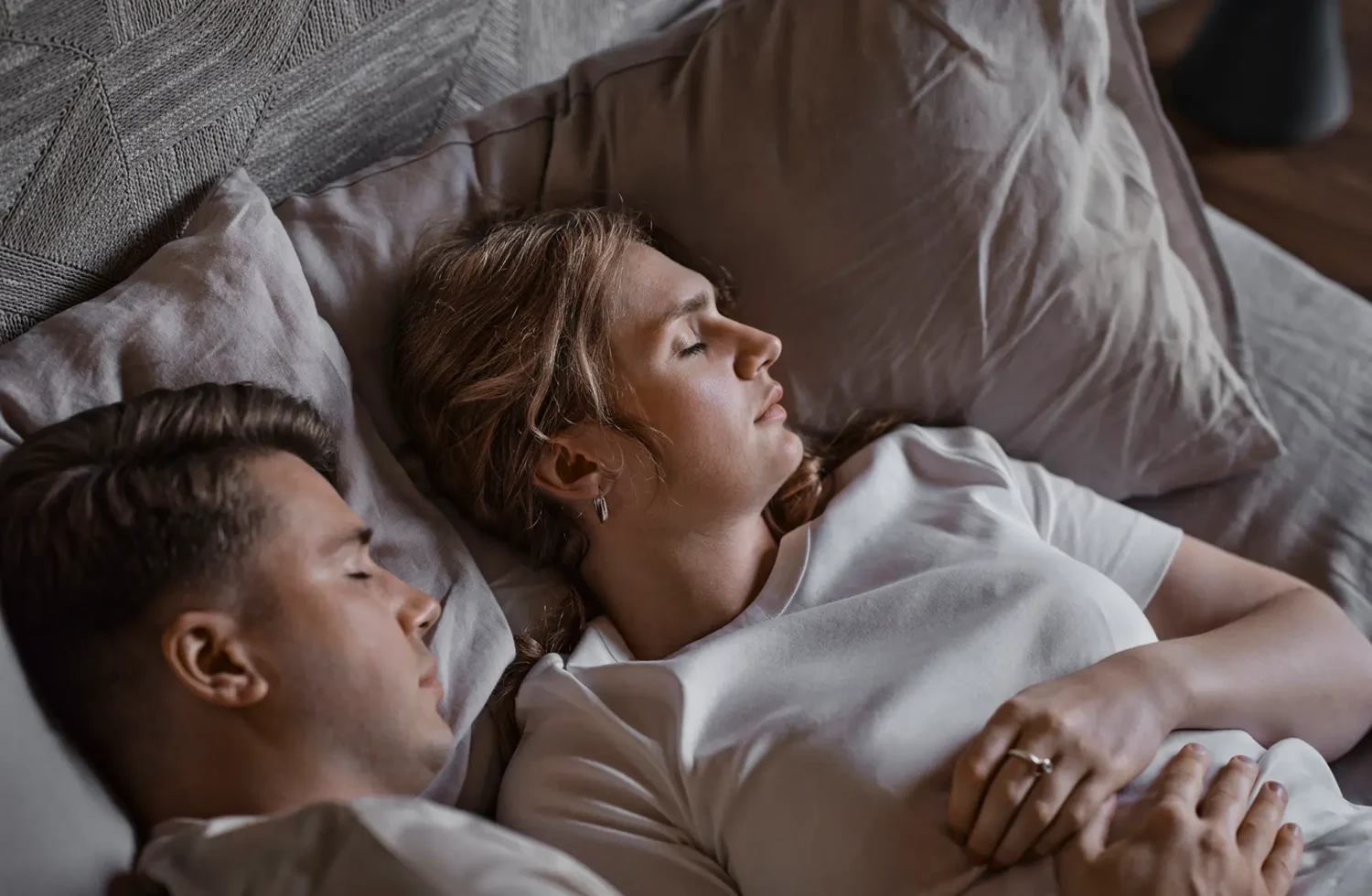伴侣在床上休息,双人睡眠氛围配图
